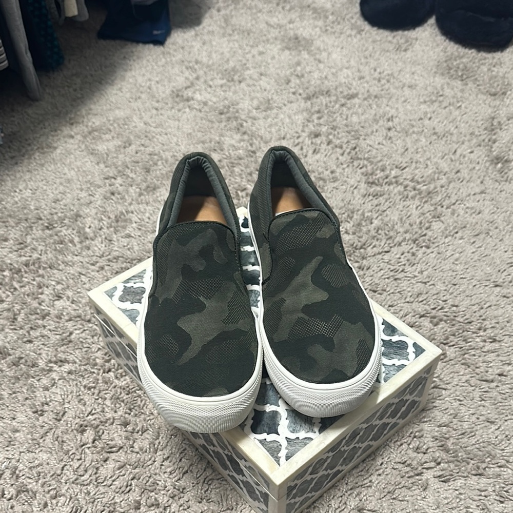 Steve Madden Gills Camouflage Flatform Sneakers Woman’s  Size 7